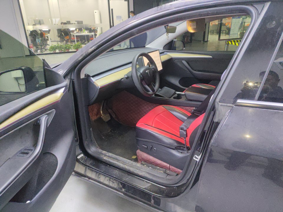 Tesla Model Y 2023 car image #2