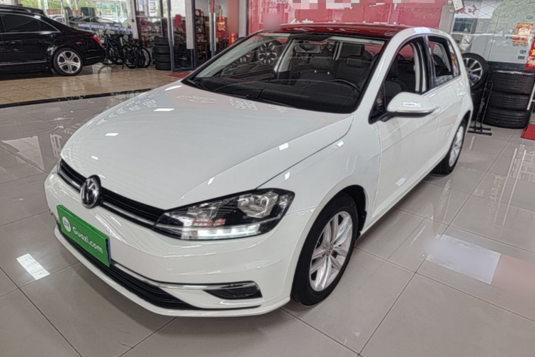 Volkswagen Golf 2019 car image #2