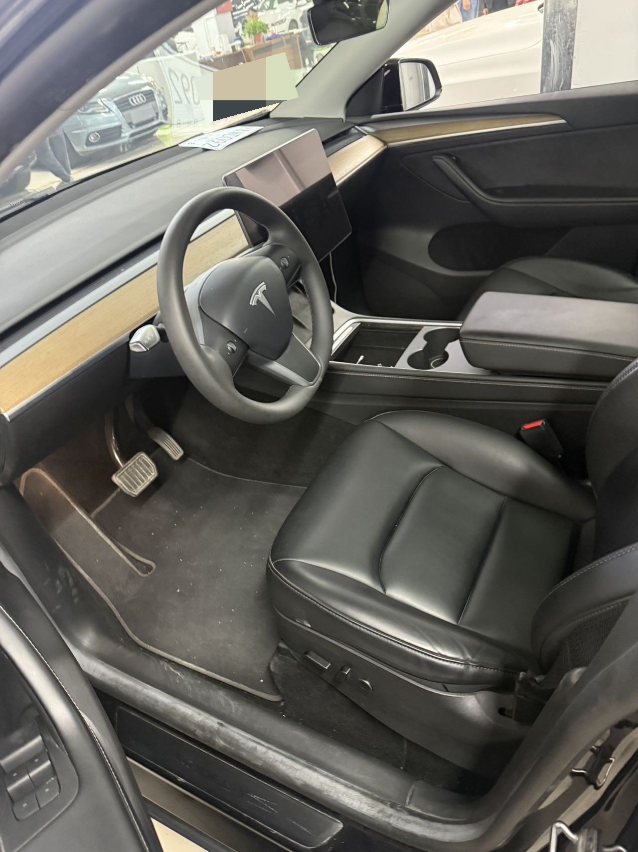 Tesla Model Y 2023 car image #3