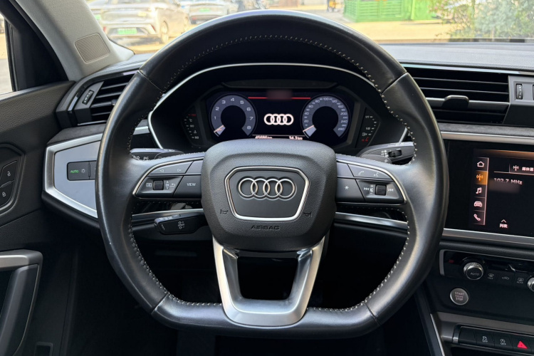 Audi Q3 2020 car image #11