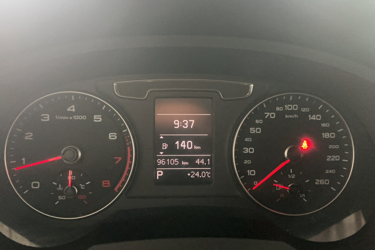 Audi Q3 2017 car image #12
