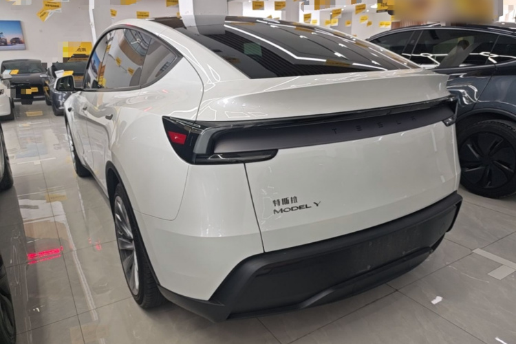 Tesla Model Y 2025 #5 Tesla Model Y 2025 car image #5