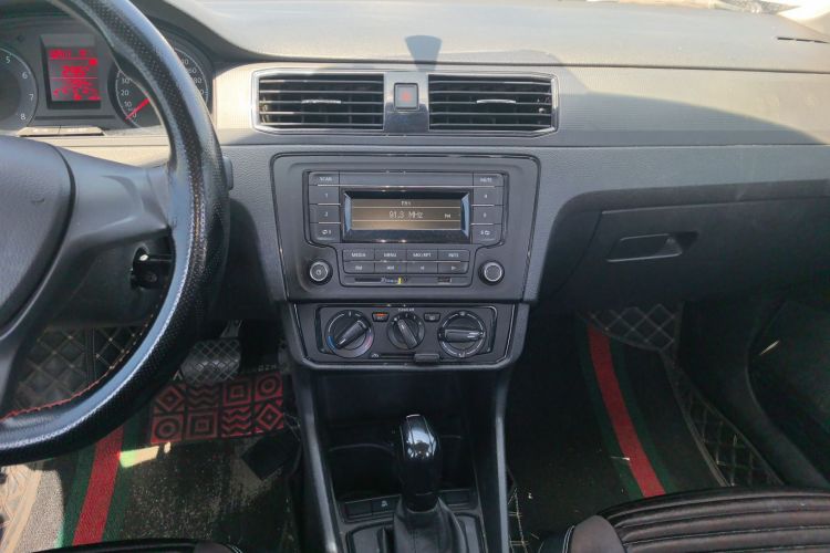 Volkswagen Santana 2021 صورة سيارة #13