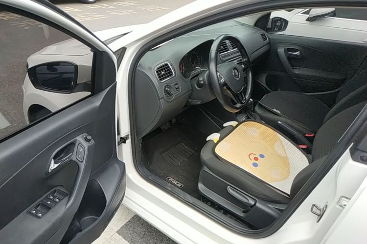 Volkswagen Polo 2016 car image #16