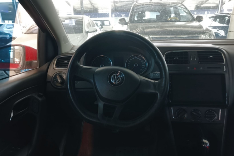 Volkswagen Polo 2015 car image #11