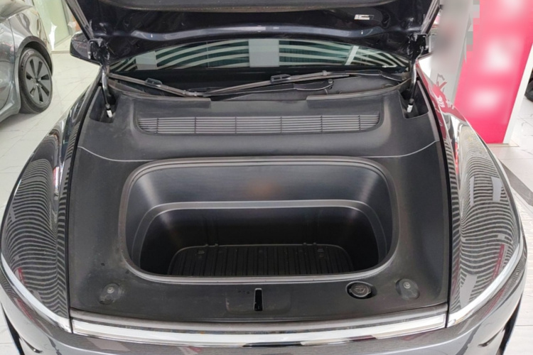 Tesla Model Y 2025 car image #21
