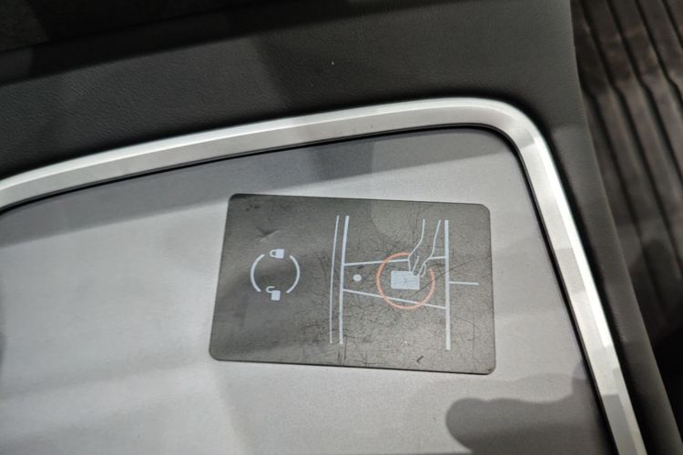 Tesla Model Y 2023 car image #14