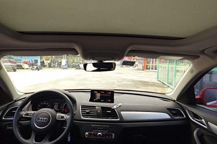 Audi Q3 2019 car image #18