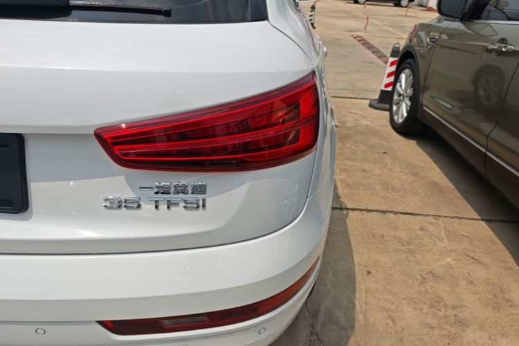 Audi Q3 2019 car image #8