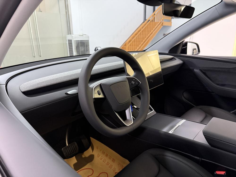 Tesla Model Y 2025 immagine di auto #12