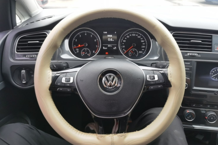 Volkswagen Golf 2017 car image #11