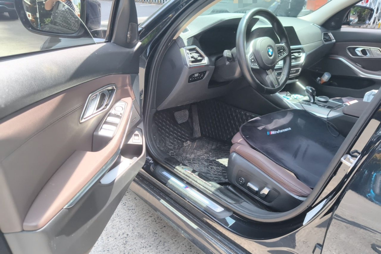 BMW 3 Series 2021 car image #9