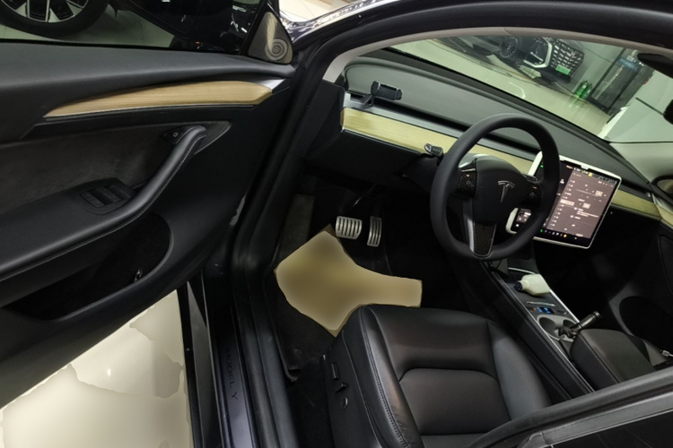 Tesla Model Y 2023 immagine di auto #16
