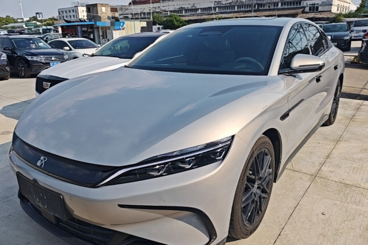 BYD Han 2025 car image #2