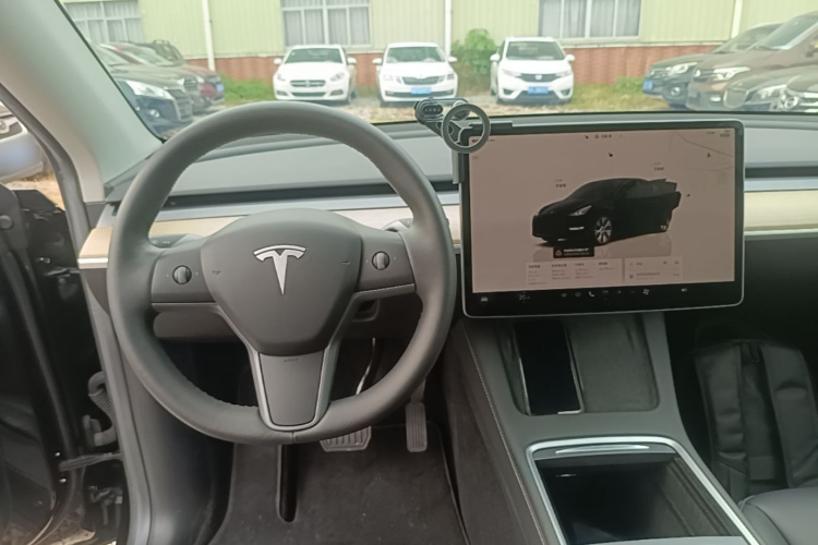 Tesla Model Y 2023 car image #10