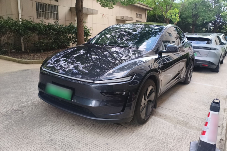 Tesla Model Y 2025 car image #2