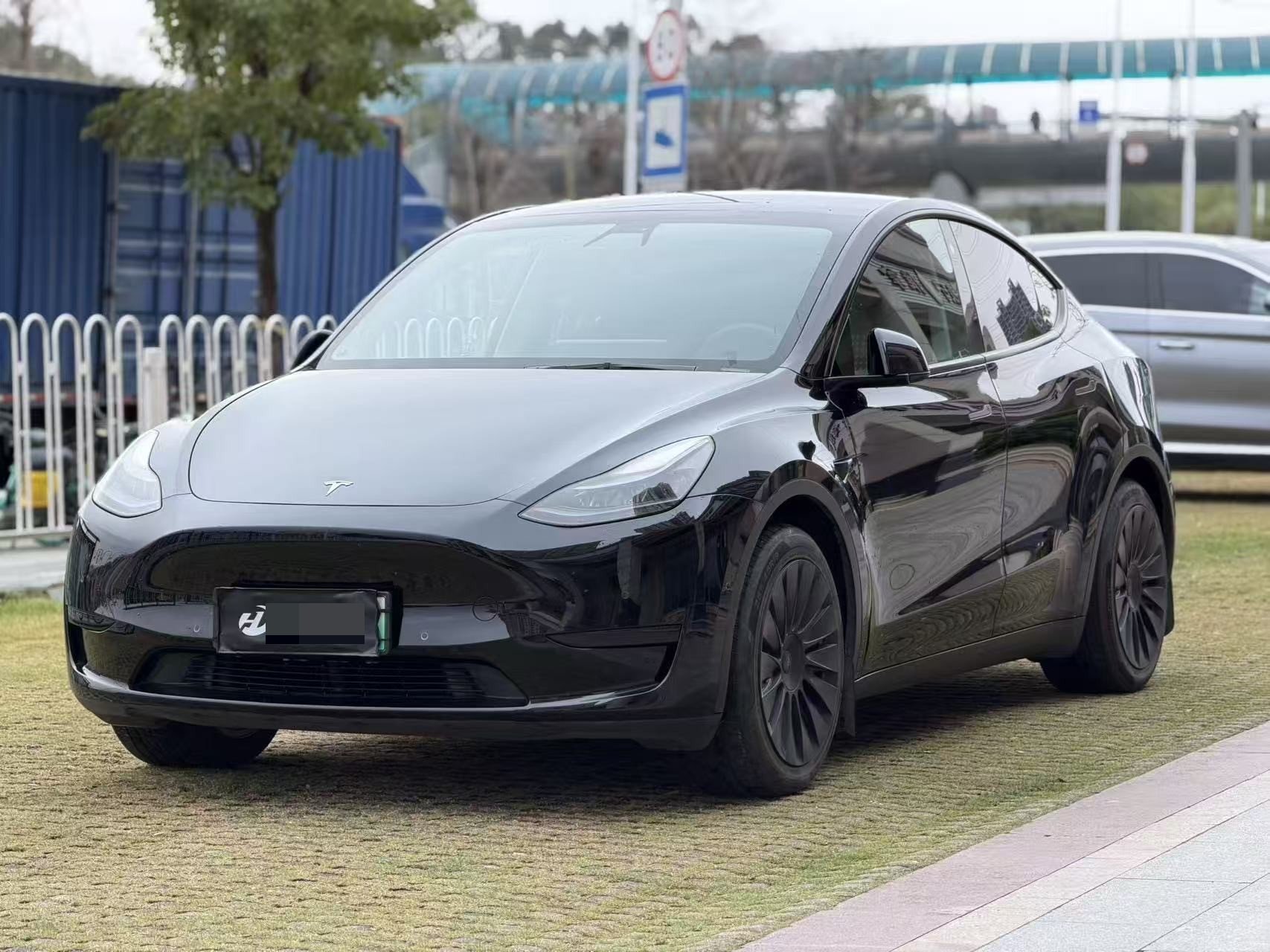 Tesla Model Y 2023 car image 