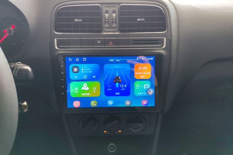 Volkswagen Polo 2015 car image #13
