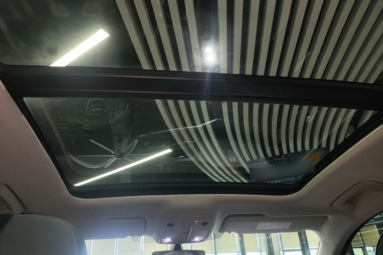 Audi Q3 2023 car image #18
