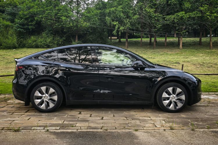 Tesla Model Y 2022 #5 Tesla Model Y 2022 car image #5