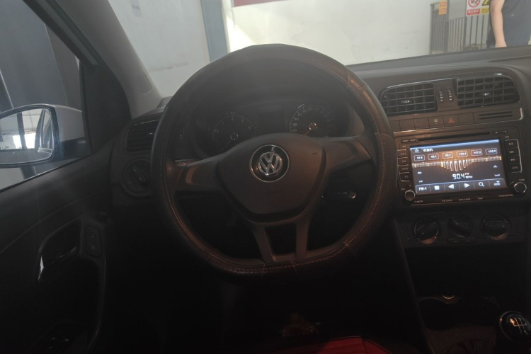 Volkswagen Polo 2014 car image #15