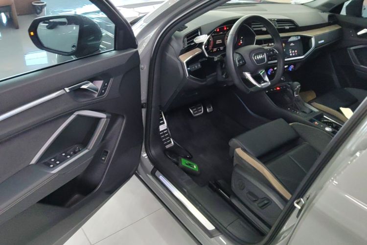Audi Q3 2024 car image #16