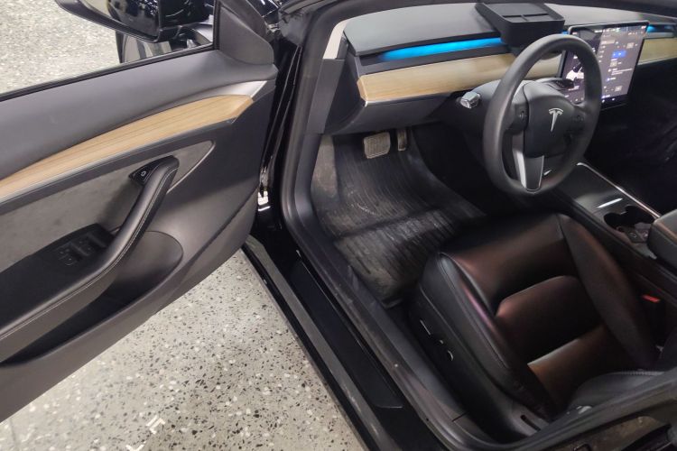 Tesla Model 3 2023 car image #16