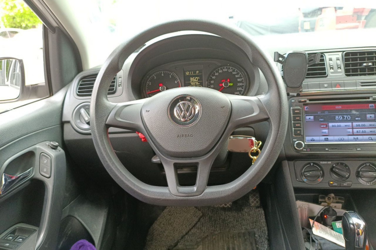 Volkswagen Polo 2016 car image #11