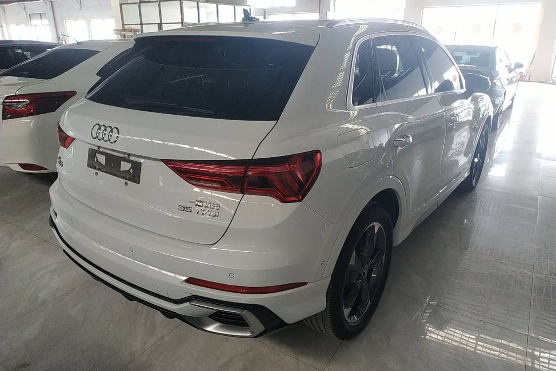 Audi Q3 2023 car image #2