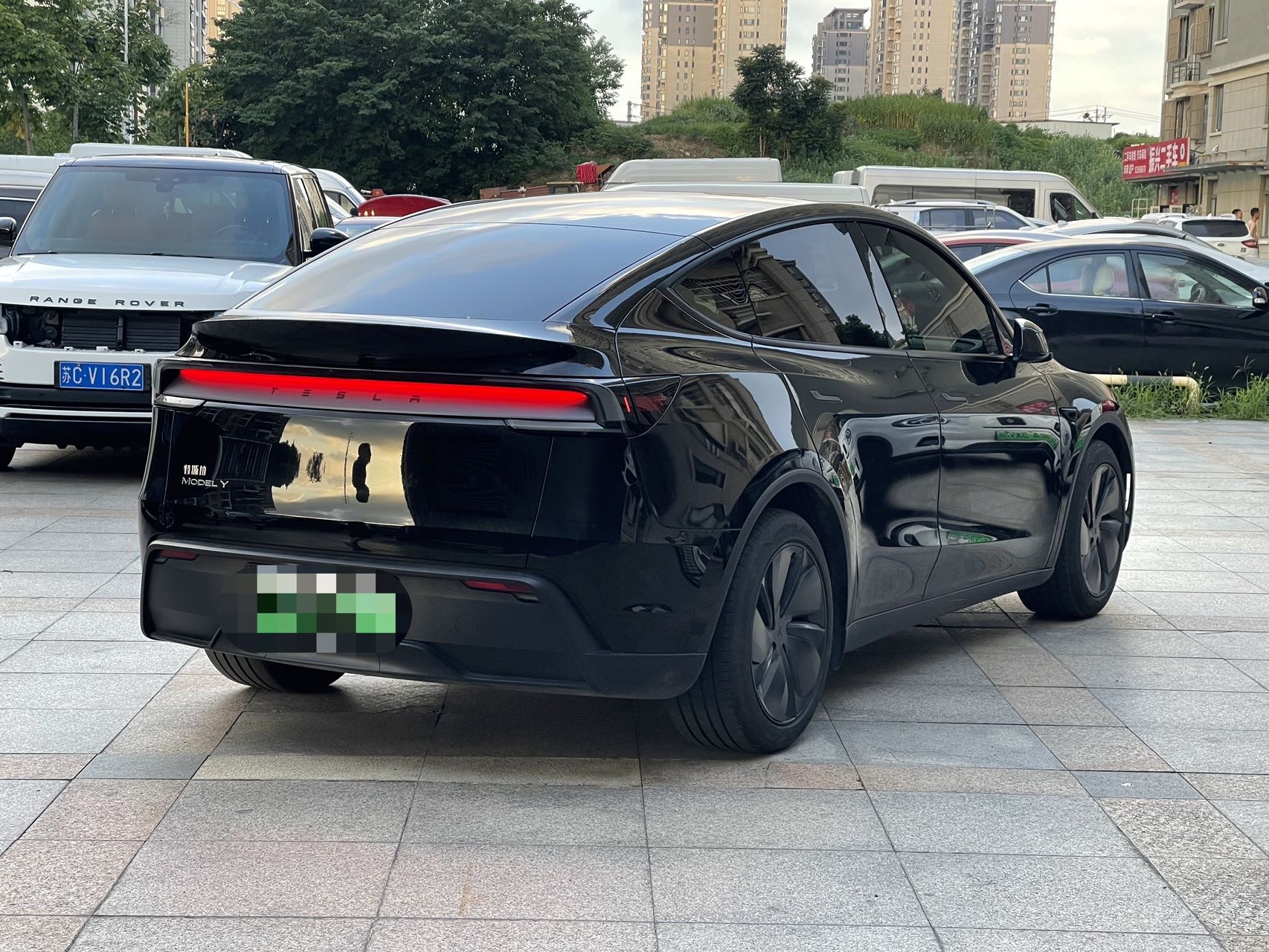 Tesla Model Y 2025 #4 Tesla Model Y 2025 car image #4