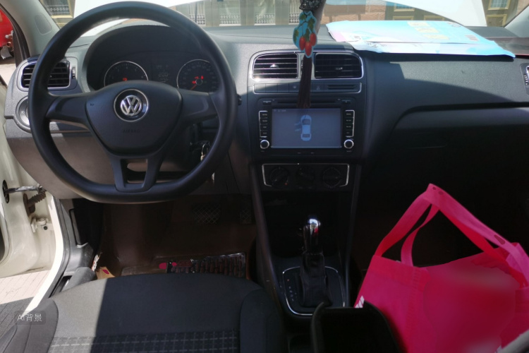 Volkswagen Polo 2015 car image #11