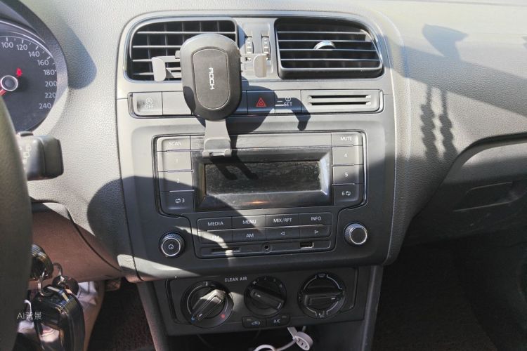 Volkswagen Polo 2018 car image #15