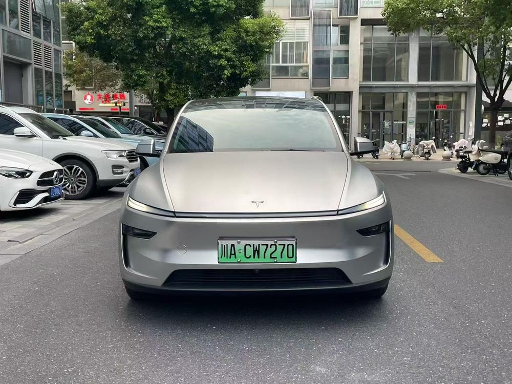 Tesla Model Y 2025 car image #2