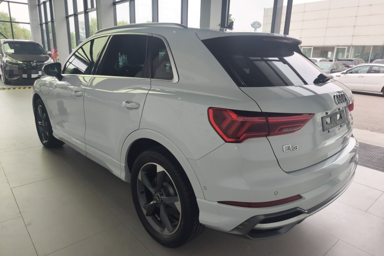 Audi Q3 2021 car image #5