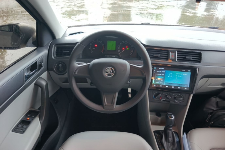 Skoda Rapid 2017 #11 Skoda Rapid 2017 car image #11