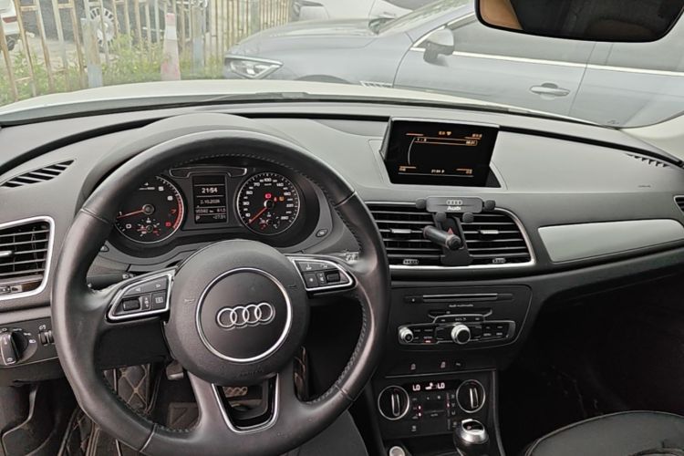Audi Q3 2018 car image #10