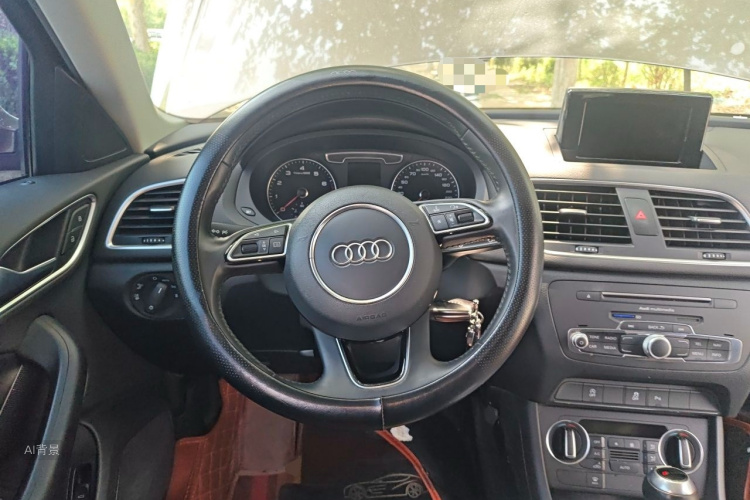 Audi Q3 2019 car image #12