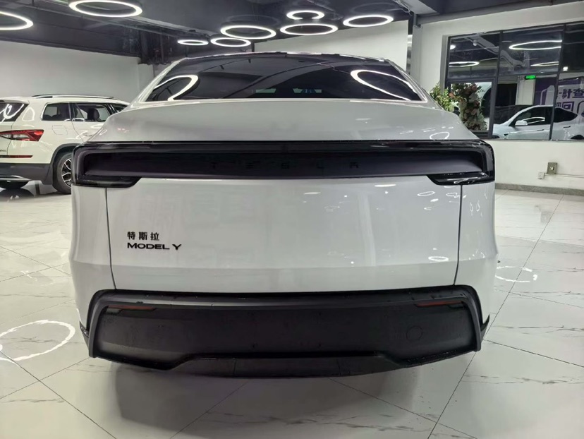 Tesla Model Y 2026 #8 Tesla Model Y 2026 car image #8