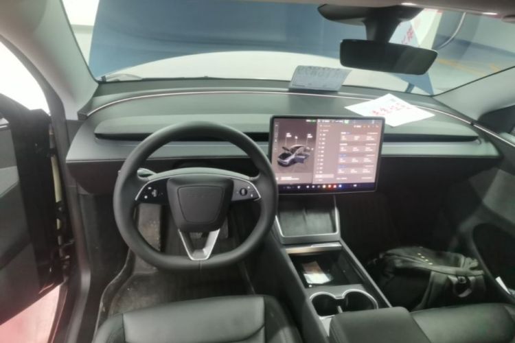 Tesla Model Y 2025 #11 Tesla Model Y 2025 car image #11