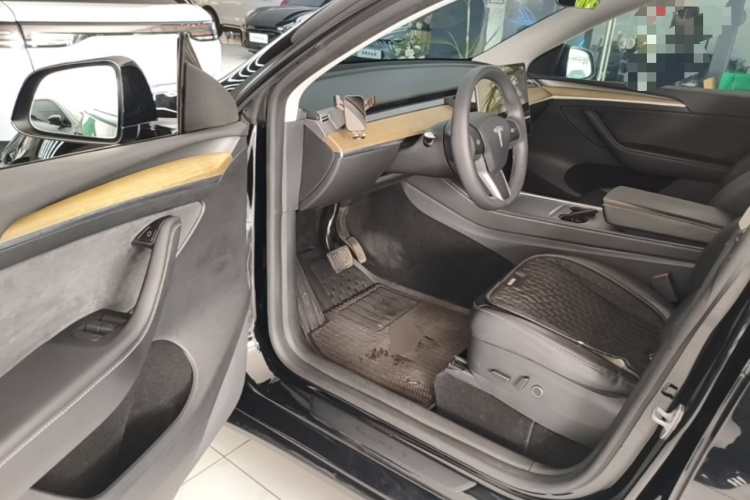 Tesla Model Y 2023 #12 Tesla Model Y 2023 car image #12