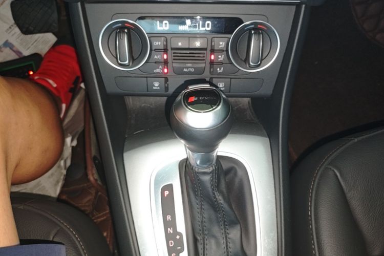 Audi Q3 2017 car image #18