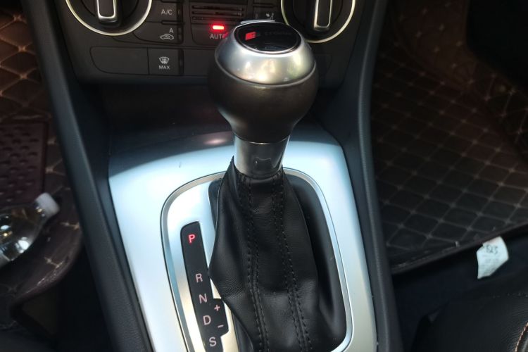 Audi Q3 2019 car image #14