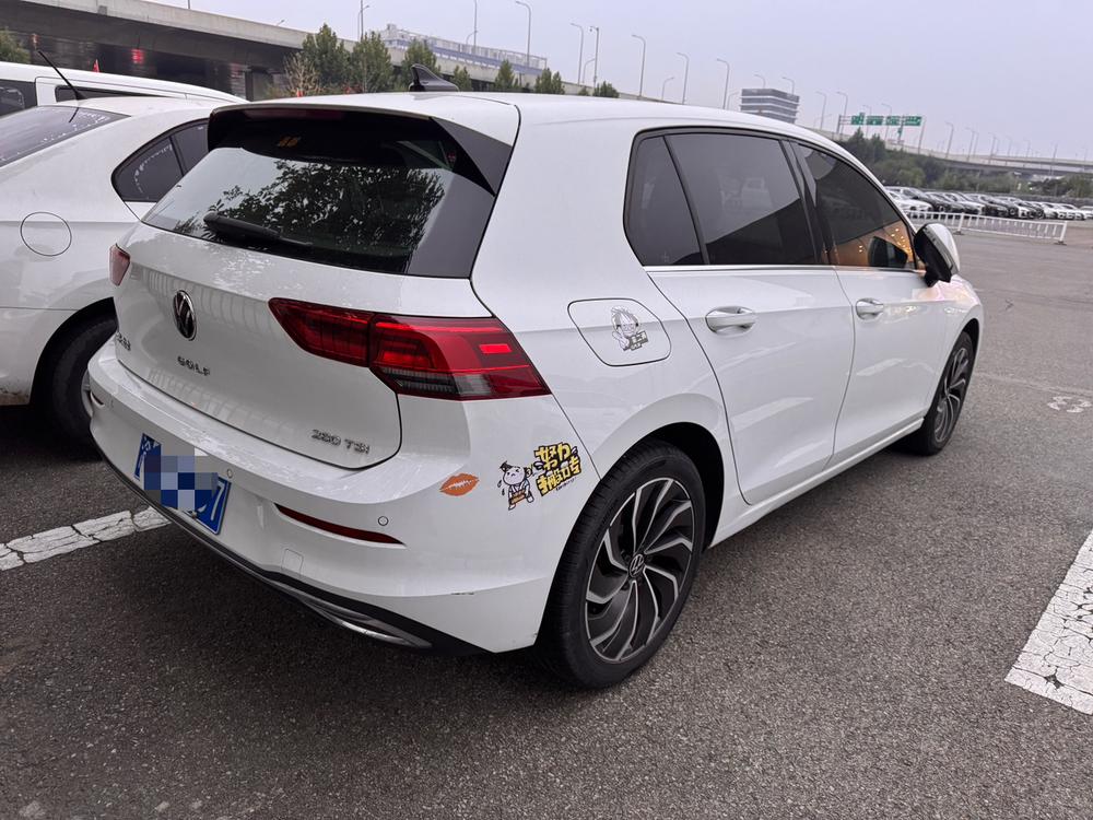 Volkswagen Golf 2023 car image #3