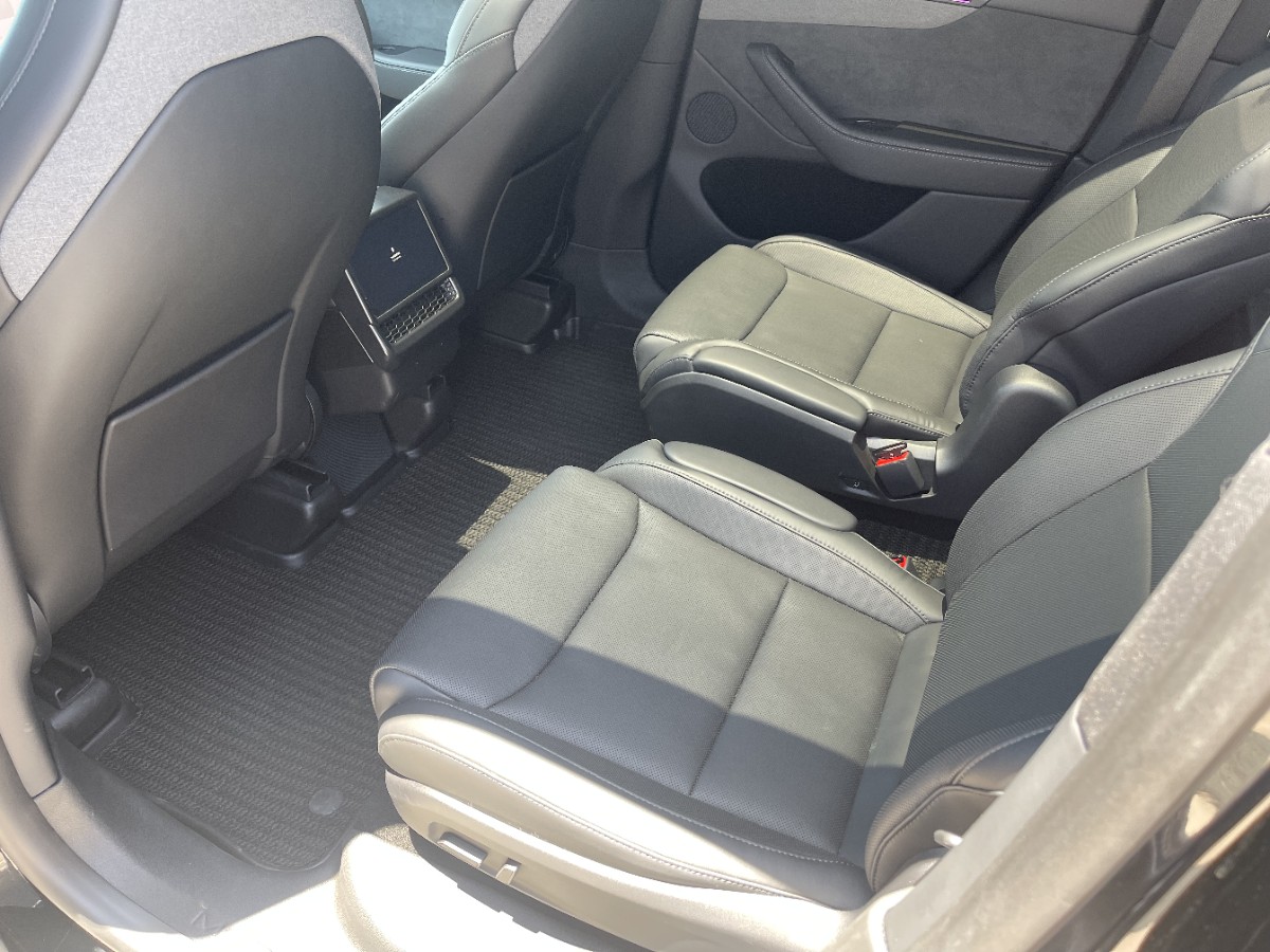 Tesla Model Y L 2025 car image #9