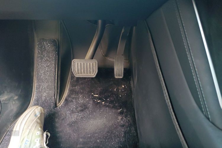 Tesla Model Y 2025 car image #16