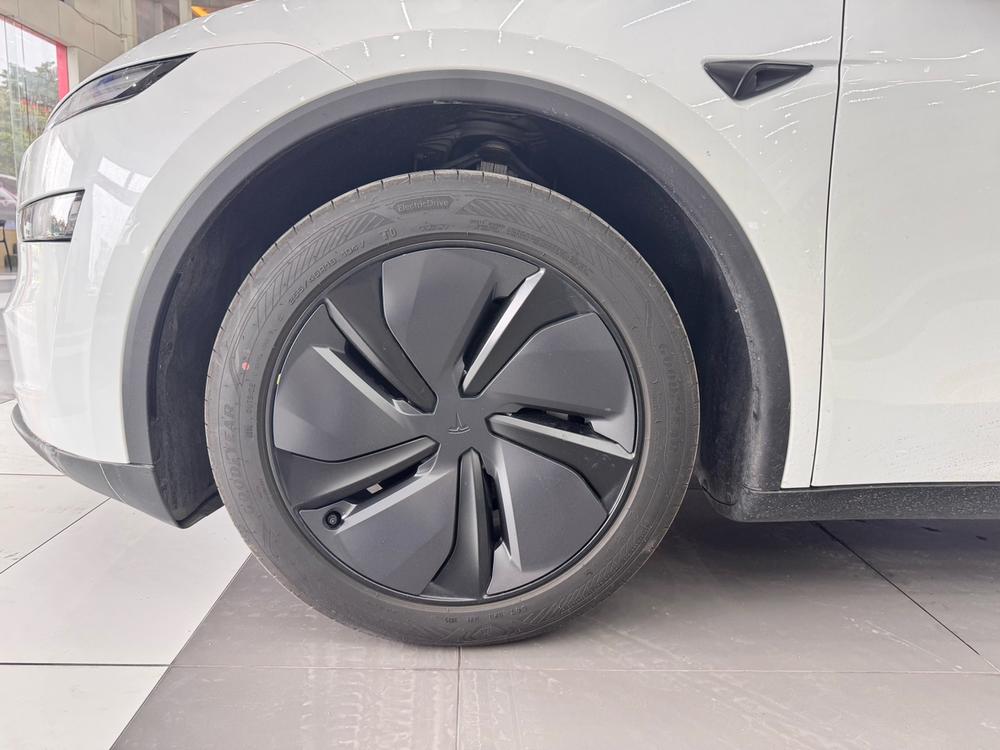 Tesla Model Y 2025 #8 Tesla Model Y 2025 car image #8