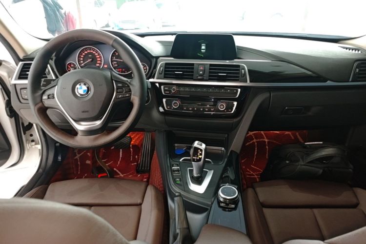 BMW 3 Series 2018 car image #10