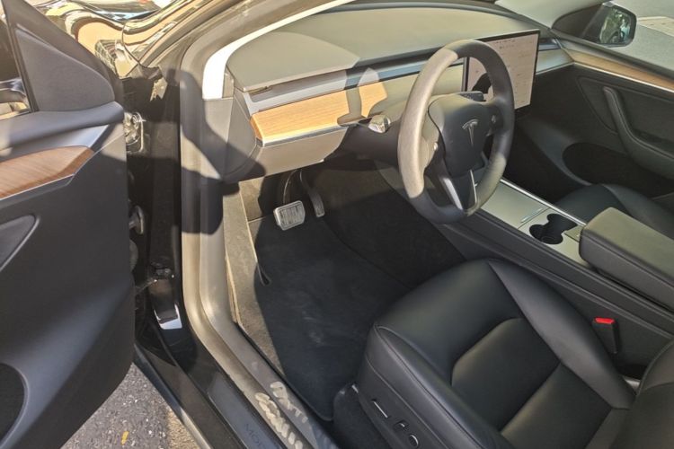 Tesla Model Y 2021 #16 Tesla Model Y 2021 car image #16