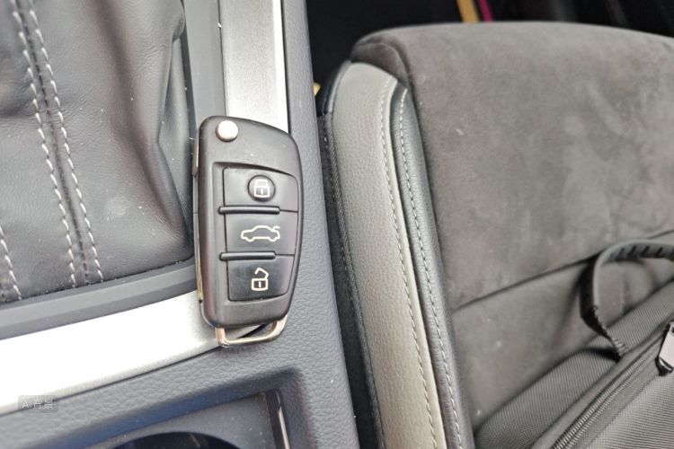Audi Q3 2020 car image #10
