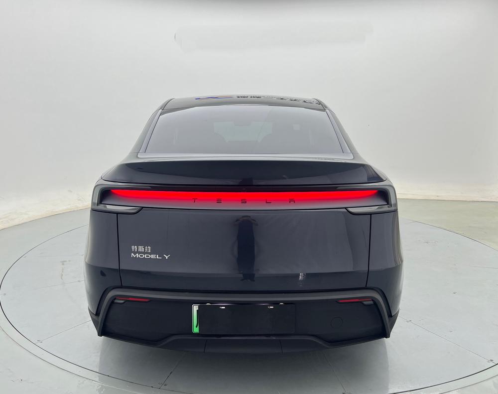 Tesla Model Y 2025 #4 Tesla Model Y 2025 car image #4